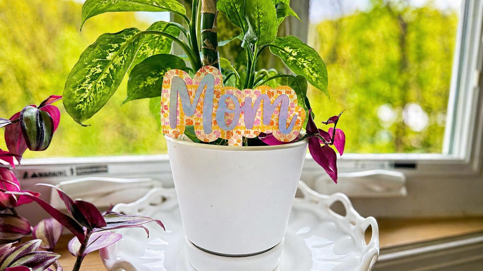 Mom Plant Stake SVG, Flower Pot accessories gift for her, digital download Laser Cut file.